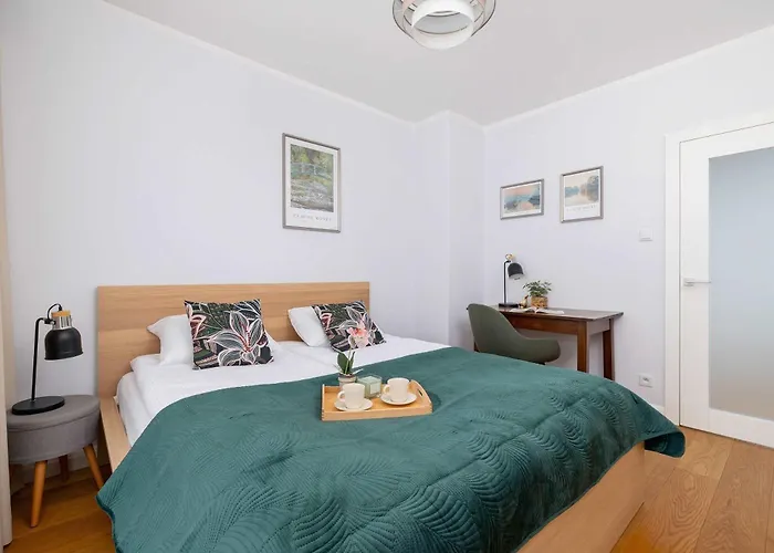 Przytulny I Przestronny Apartament W Krakowie Z Parkingiem Biurkiem I 2 Balkonami By Noclegi Renters